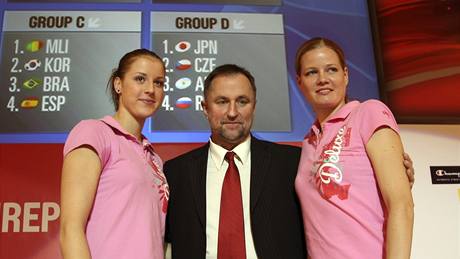 Trenér eské reprezentace Lubor Blaek a basketbalistky Kateina Elhotová (vlevo) s Markétou Bednáovou pi losu MS 2010