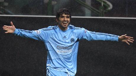 Argentinský záloník Lucho skóroval v dresu Marseille v Lize mistr proti AC Milán.