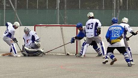 Hokejbalista Pavel Kormunda (íslo 12) v utkání proti Ústí nad Labem.