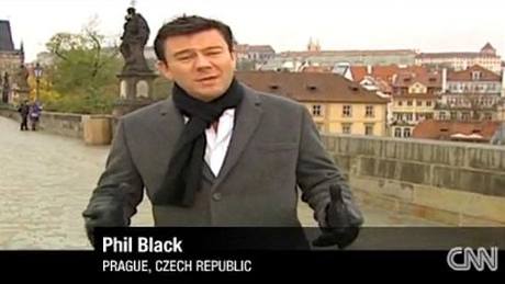 Reportér CNN Phil Black v reportái o Praze.