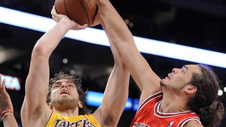 LA Lakers - Chicago: domácí Pau Gasol (vlevo) a  Joakim Noah 