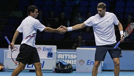 Max Mirnyj (vpravo) a Andy Ram