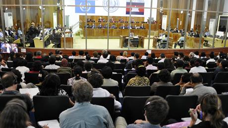 Nkdejí velitele hlavní vznice Rudých Khmer Kan Kek Ieua soudí v kambodské metropoli (23. listopadu 2009)