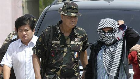 Andal Ampatuan junior (vpravo) se vzdal policii dobrovoln (26. listopadu 2009)