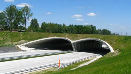 Přesýpaný most u Hranic spojuje krajinu protnutou novým úsekem dálnice D1