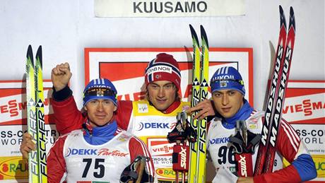 Ti nejlepí v závod SP v Kuusamu: uprosted vítz Petter Northug, vlevo druhý Maxim Vyleganin, vpravo tetí Alexander Legkov
