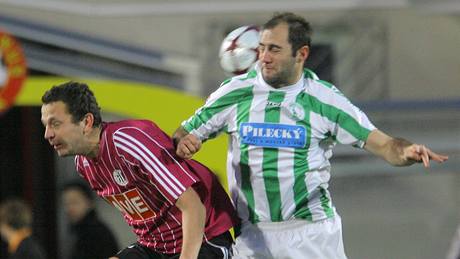 �eské Bud�jovice - Bohemians Praha: st�et domácího Jana Riegela (vlevo) s Vítem Turtenwaldem