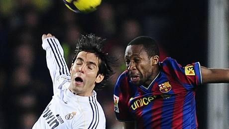 FC Barcelona - Real Madrid: hlavikový souboj hostujícího Kaká se Seydouem Keitou