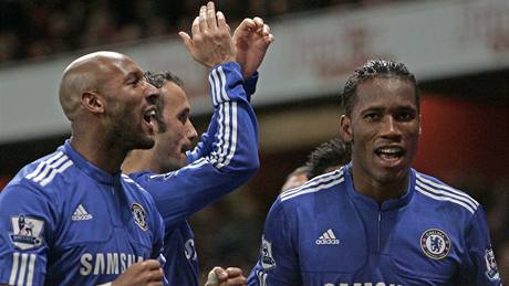 Arsenal - Chelsea: hostující Didier Drogba (vpravo) slaví se spoluhrái svoji branku