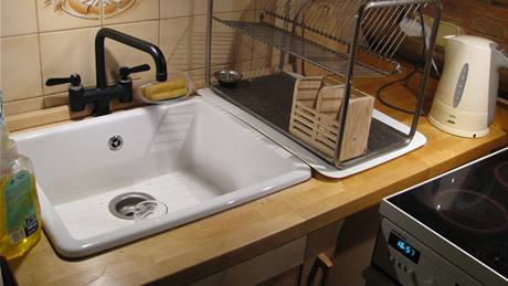 Lavaboya sıcak su dökmek: PVC ve seramiğe ne yapar?