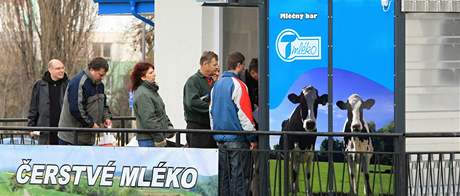 Automat na mléko ped budovou Agrodomu ve Vykov