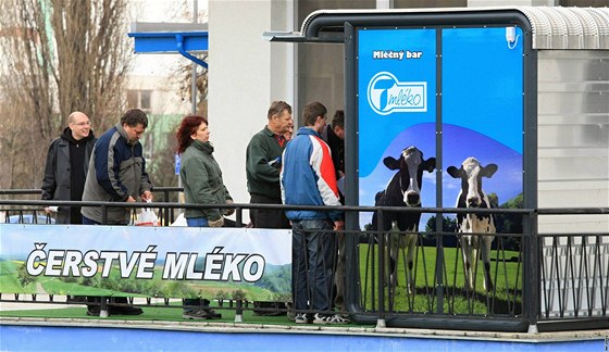 Automat na mléko ped budovou Agrodomu ve Vykov