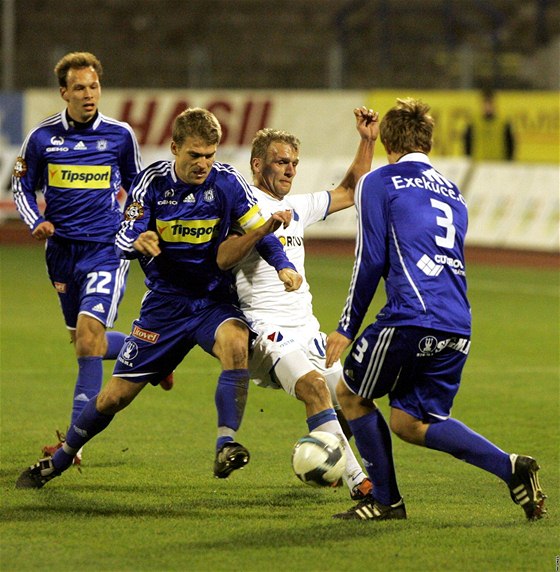 Olomoutí fotbalisté (v modrém) brání ostravského Varadiho