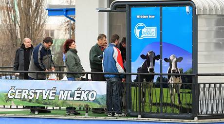 Automat na mlko ped budovou Agrodomu ve Vykov