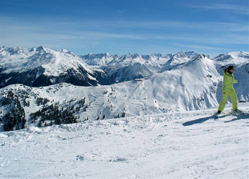 Rakousko, Montafon, v niích ástech spadají sjezdovky do les