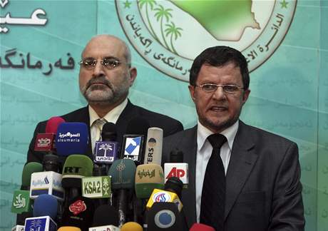 Sunnittí zákonodárci Ala Mekkí a Omar al-Karbulí oznamují schválení nového volebního zákona (6.12.2009)