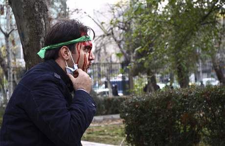 Zbitý proreformní student v Teheránu  