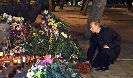 Ruský premiér Vladimir Putin kvtiny u klubu v Permu, kde v pátek zahynulo více ne 120 lidí (9. 12. 2009)
