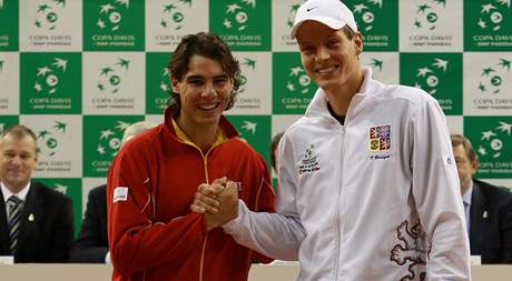 Rafael Nadal a Tomá Berdych - aktéi úvodní dvouhry finále Davis Cupu 2009