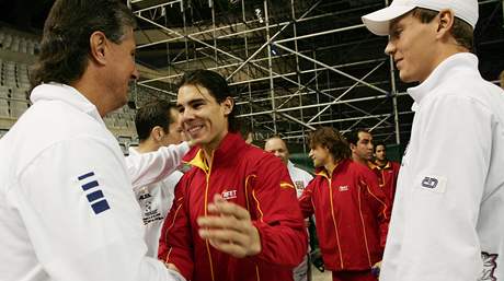 Jaroslav Navrtil (vlevo), Rafael Nadal a Tom Berdych se zdrav po losu finle Davis Cupu 2009