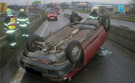 U Olympie v Modicích pevrátil devtatyicetiletý idi auto na stechu