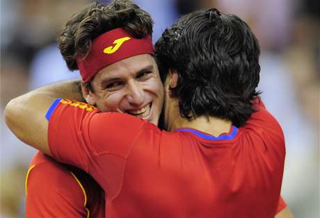 panlt tenist Fernadno Verdasco (zdy) a Feliciano Lopez se raduj z vtzstv ve tyhe