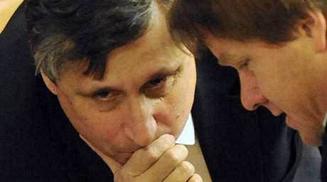 Vygradování sporu Fischera a Bursíka ve Snmovn zabránily asové limity na interpelace.
