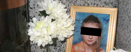 Lidé v Kmetinvsi, kde sadistický mladík zabil svoji spoluaku, mají strach. Co kdy vrah vysadí léky?