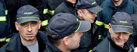 Demonstrace hasi a policist za zven mezd. (9. prosince 2009)