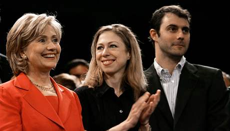 Chelsea Clintonová, její matka  Hillary a snoubenec Marc Mezvinsky