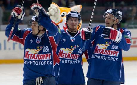 Hokejisté Magnitogorska (zleva) Tomá Rolínek, Petri Kontiola a Jaroslav Kudrna se radují z výhry.