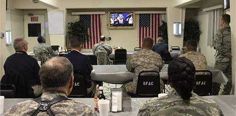 Vojáci v Afghánistánu sledují Obam projev (2. listopadu 2009)