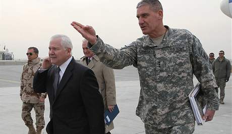 éf Pentagonu Robert Gates pozdravil v Afghánistánu i americké jednotky (8. prosince 2009)