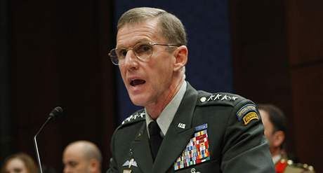 Vrchní velitel vojsk USA a NATO v Afghánistánu Stanley McChrystal (8. prosince 2009)