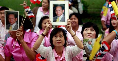 Thajsk krl Pchmipchon Adundt slavil 82. narozeniny, propustili jej kvli tomu z nemocnice, kde strvil dva msce