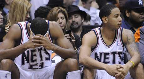 Hri New Jesey Nets (zleva) Sean Williams a Devin Harris sed zklaman na lavice po prohe s Dallasem Mavericks 