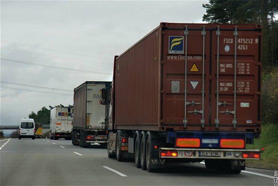 Ministerstvo dopravy chce zdražením pátečních jízd omezit počty kamionů na dálnicích. Ilustrační foto.