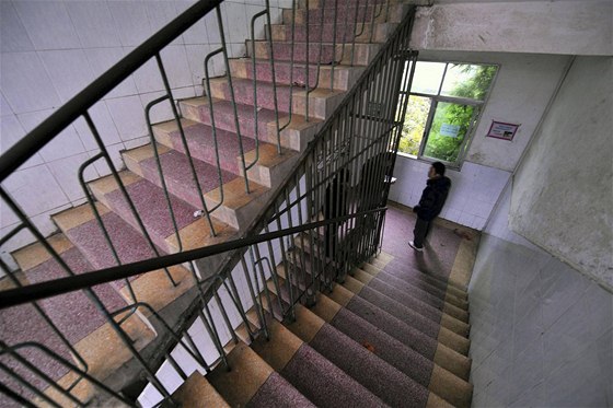 Po schodech mohou zamstnanci chodit jedin za sebou, o jízd výtahem si mohou nechat en zdát. Ilustraní foto