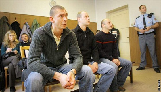 Vojáci Antonín Krátký, Jan Vala a Petr Dorocký (zleva) jsou obvinni z vydírání, omezování osobní svobody a ublíení na zdraví. (3 12. 2009)