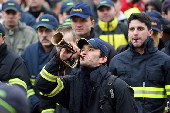Na konci loského roku v Praze demonstrovali hasii a policisté. Tehdy to bylo za udrení výe mezd. Ilustraní foto.