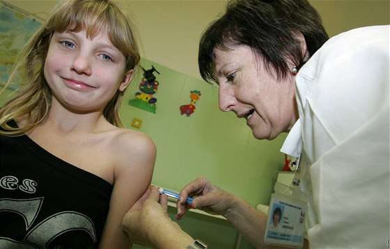 Ideální je očkování dívek ve věku 13 nebo 14 let. Ilustrační foto.
