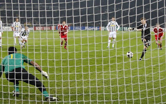 Juventus - Bayern: Buffon skáe na druhou stranu, Butt promuje penaltu