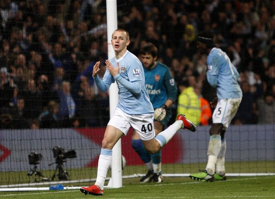 Vladimír Weiss junior se raduje z gólu v dresu Manchesteru City v pohárovém utkání s Arsenalem.