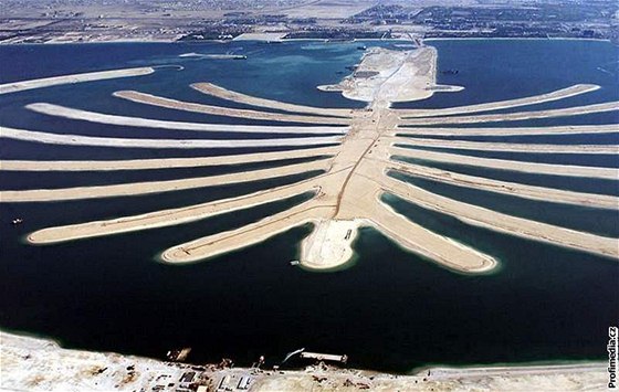 Umlý ostrov Palm Island v Dubaji.