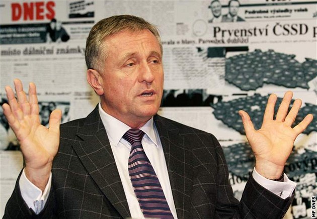 Strana Mirka Topolánka chce oslovit voli�e slibem, �e sní�í platy poslanc� i ministr�, kdy� budou nadm�rn� zadlu�ovat stát.