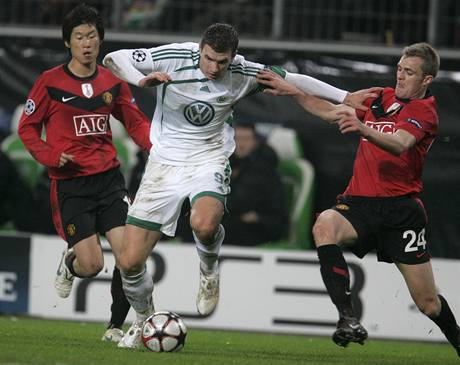 Wolfsburg - Manchester United. Ji-Sung Park, Edin Deko a Darren Fletcher (zleva).