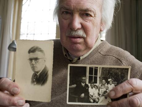 Nizozemec Teun de Groot ukazuje fotku rodiny a svho otce, zastelenho Boerem.