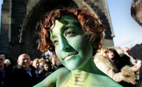 Na protest proti používání kožešin, kůže a vlny v módním průmyslu se u pražského Karlova mostu svlékly pouze do kalhotek aktivistiky z organizace Lidé pro etické zacházení se zvířaty (7. 12. 2009) 