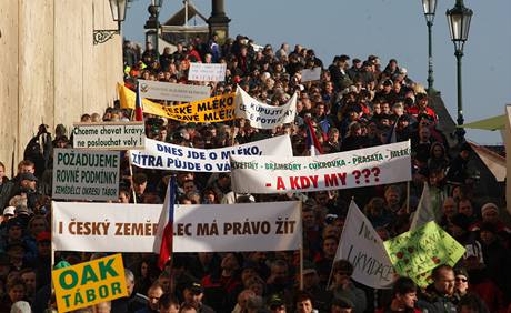 Stovky farm se sely ped Praskm hradem, kde protestovaly za vce penz. (2.12.2009)