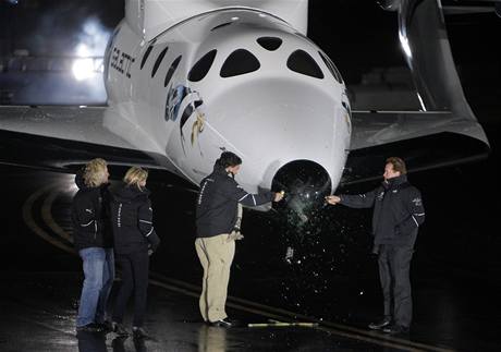 Po oficilnm pondlnm pedstaven byla SpaceShipTwo pektna na Virgin Space Ship. Ptomen byl i guvernr Kalifornie Arnold Schwarzenegger(7. prosince 2009)